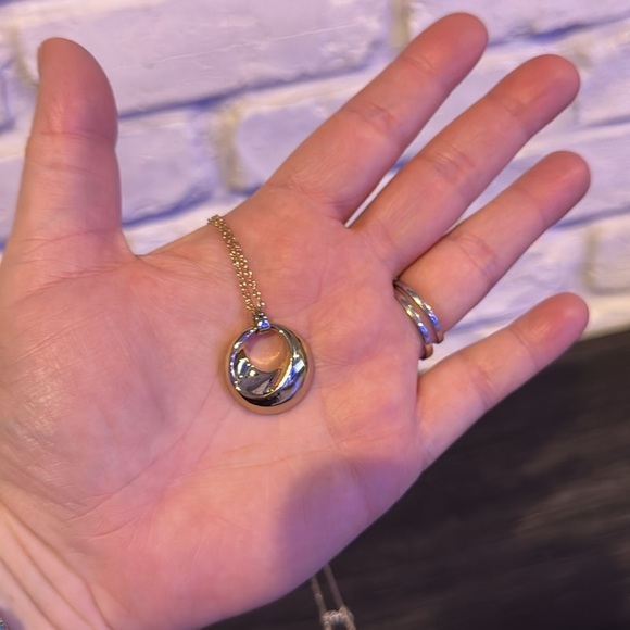 Elegant Gold metal necklace - Picture 3 of 3